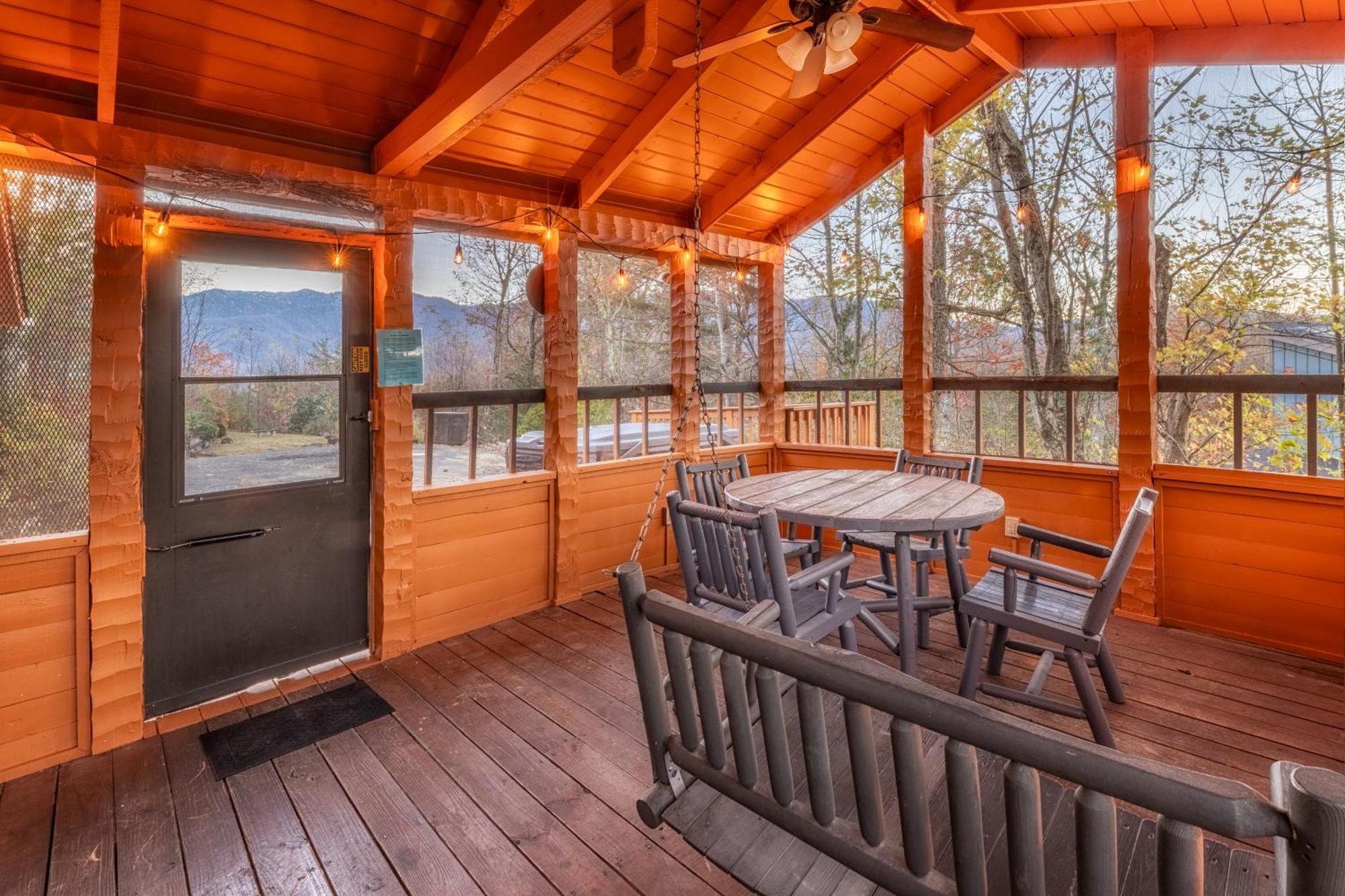 Real Log Cabin With Amazing Views, Hot Tub, Sauna, Games Gatlinburg Exterior photo
